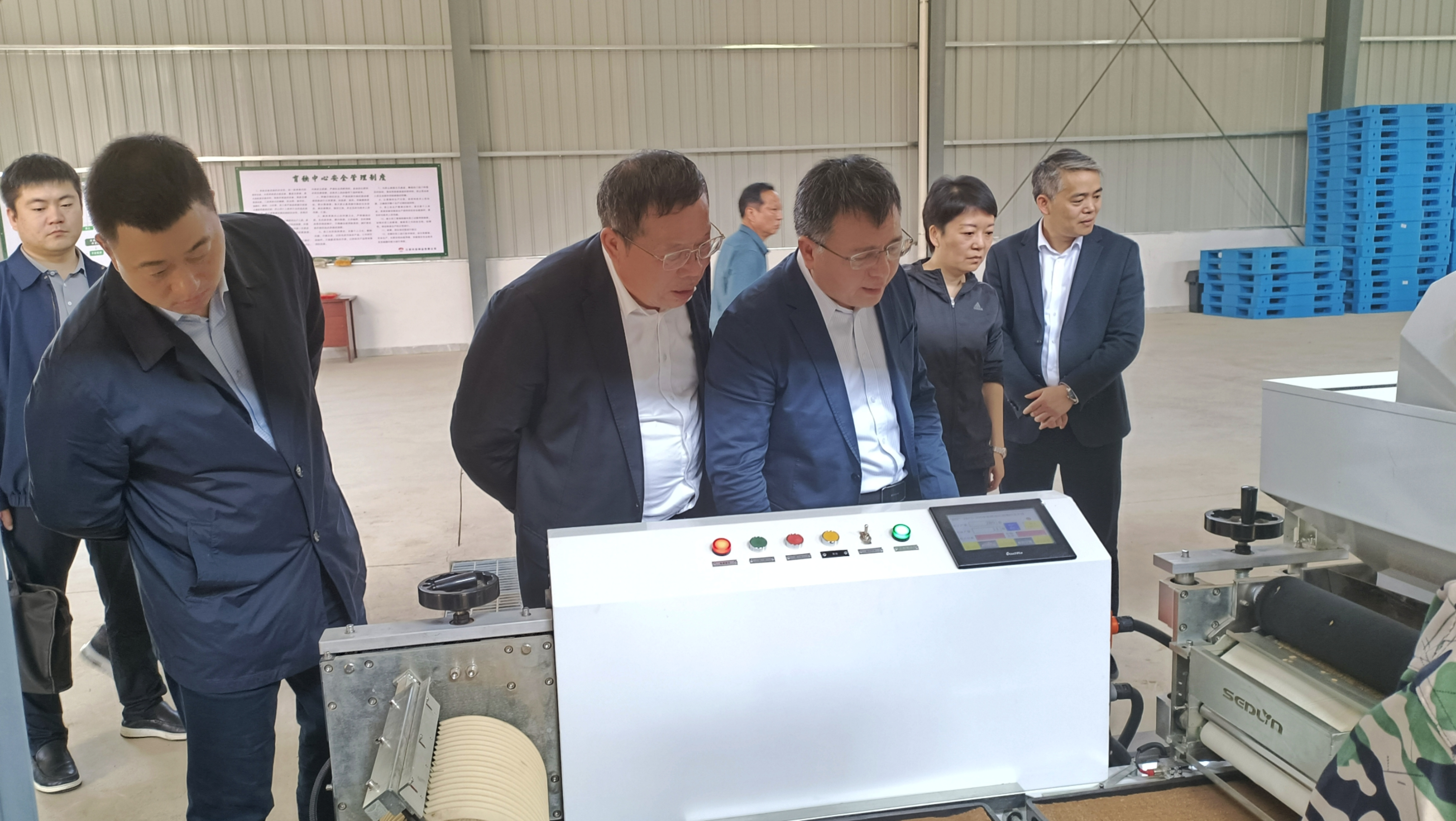 上饒市委常委、市委統(tǒng)戰(zhàn)部部長(zhǎng)劉斌蒞臨興安種業(yè)公司稻油智能育秧中心調(diào)研指導(dǎo)工作